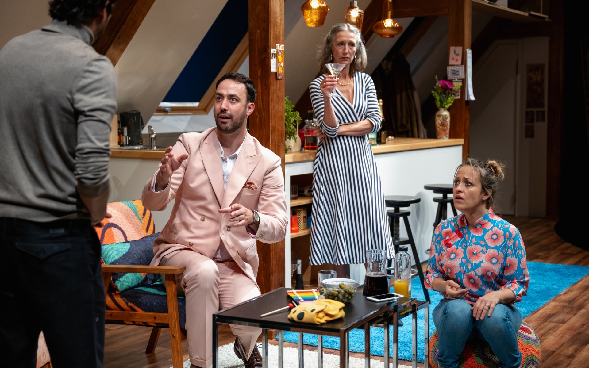 Richard (Marcus Abdel-Messih) eröffnet seinem Freund und Chef Etienne (Christian Bindert), Mutter Rose (Michaela Hanser) und Ehefrau Claire (Cynthia Thurat, v. l.) eine große Neuigkeit. Foto: Dominik Fröls.