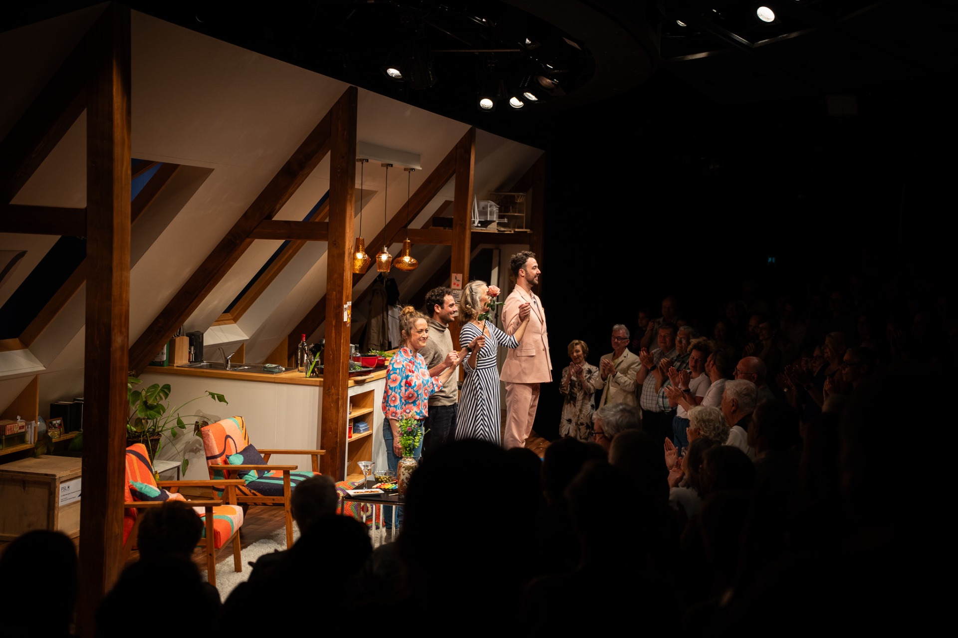 Nicht nur wie hier am Premierenabend gab es anschließend Standing Ovations vom begeisterten Publikum im Grenzlandtheater für die vier Akteur*innen auf der Bühne. Foto: Dominik Fröls. 